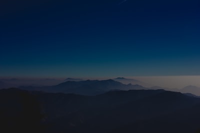 轮廓下的山蓝天白天
